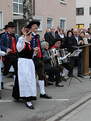 Maifeier in der Hauptstra&szlig;e in Pfuhl